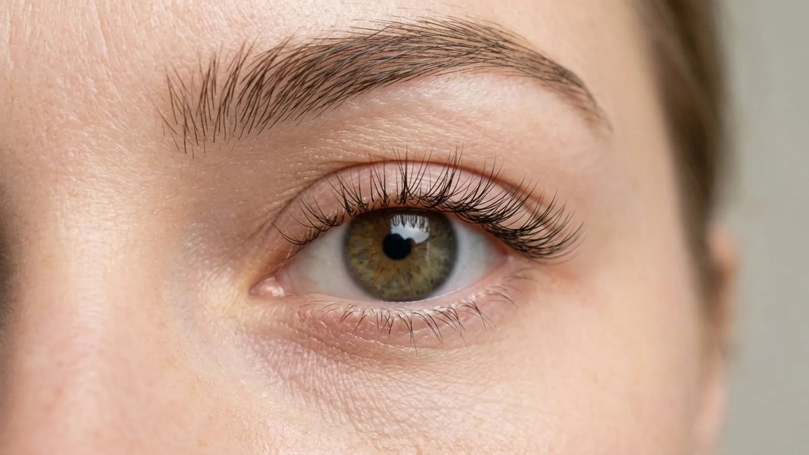 Wimpernlifting oder DIY-Extensions? Warum ‚Invisible Volume‘ 2026 das Studio ablöst