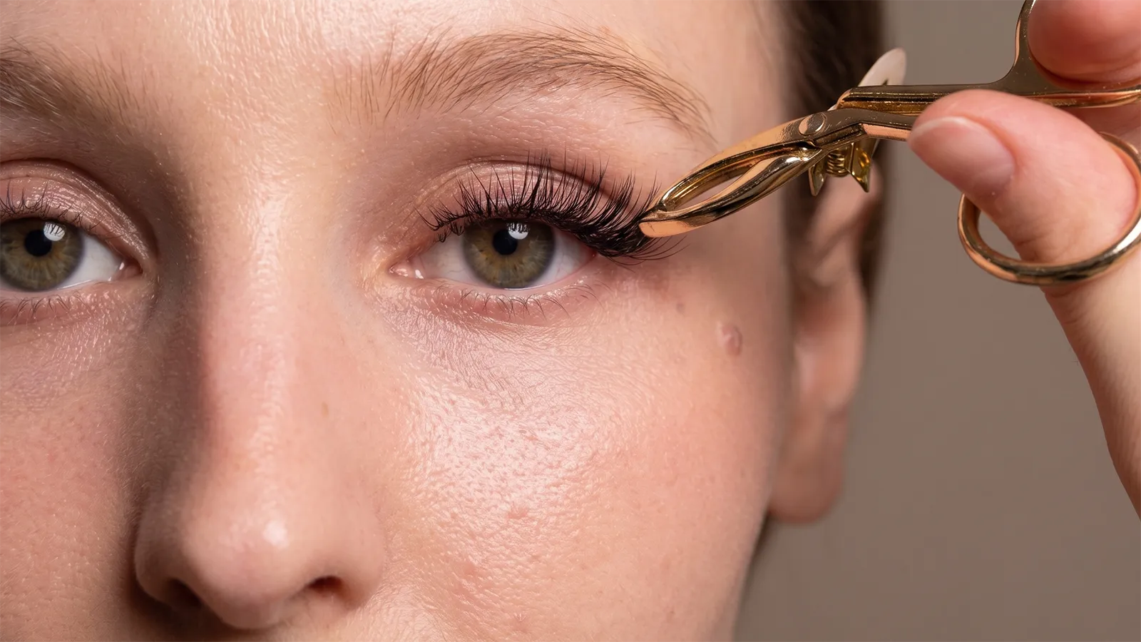 Falsche Wimpern ankleben für Anfänger: Anleitung in 7 Schritten